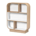 Moderne houten boekenplank met witte achterwand