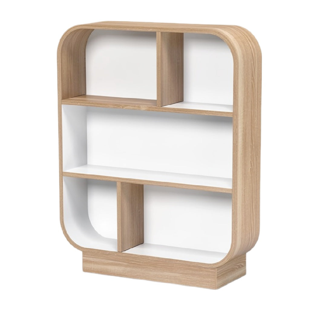 Moderne houten boekenplank met witte achterwand