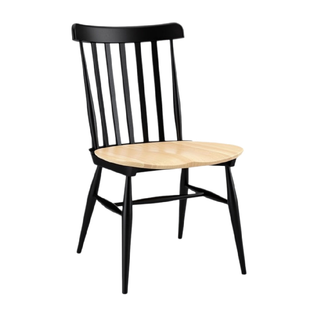 Eenvoudige zwarte stoel met houten zitting